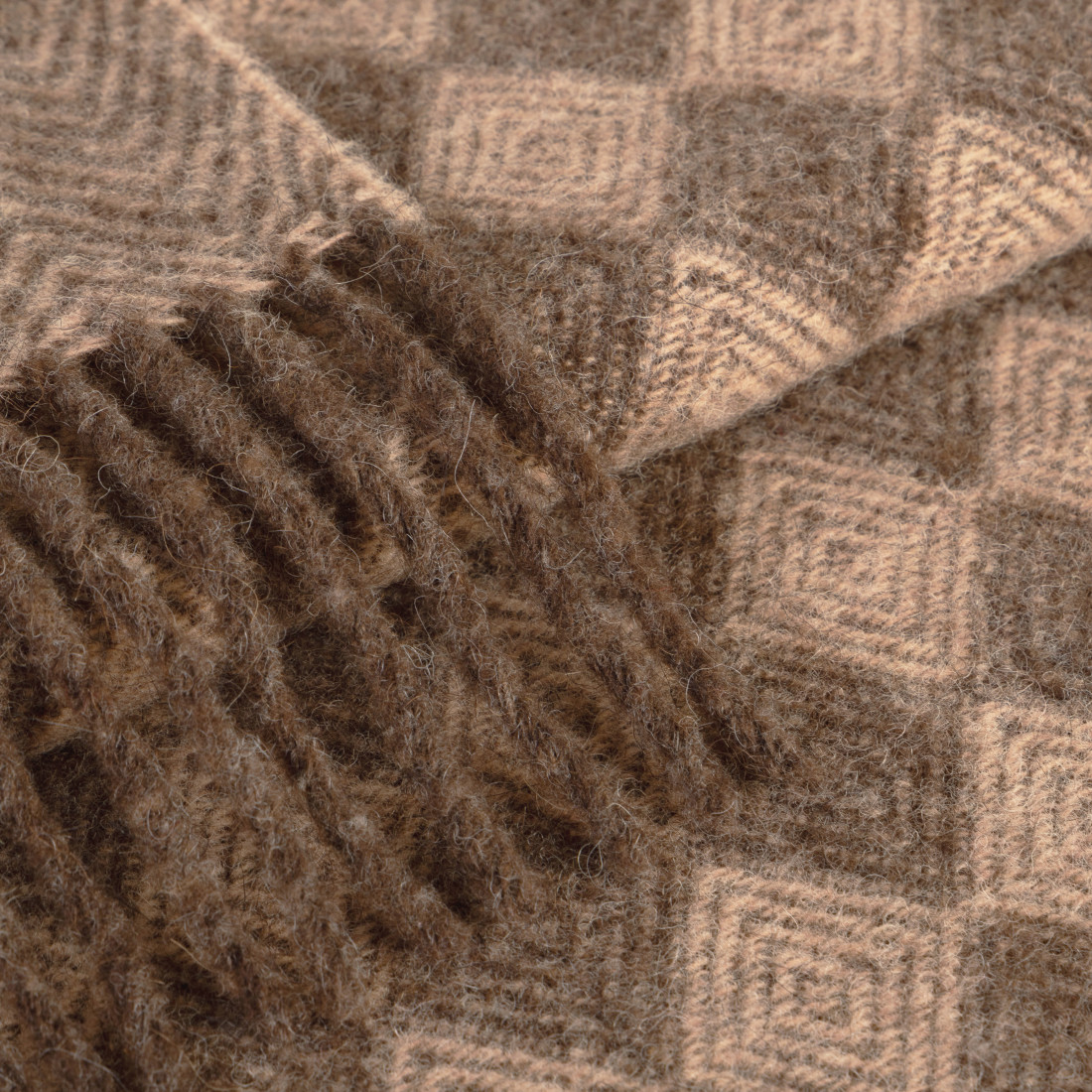 Couverture en laine vierge avec motif losange · 2