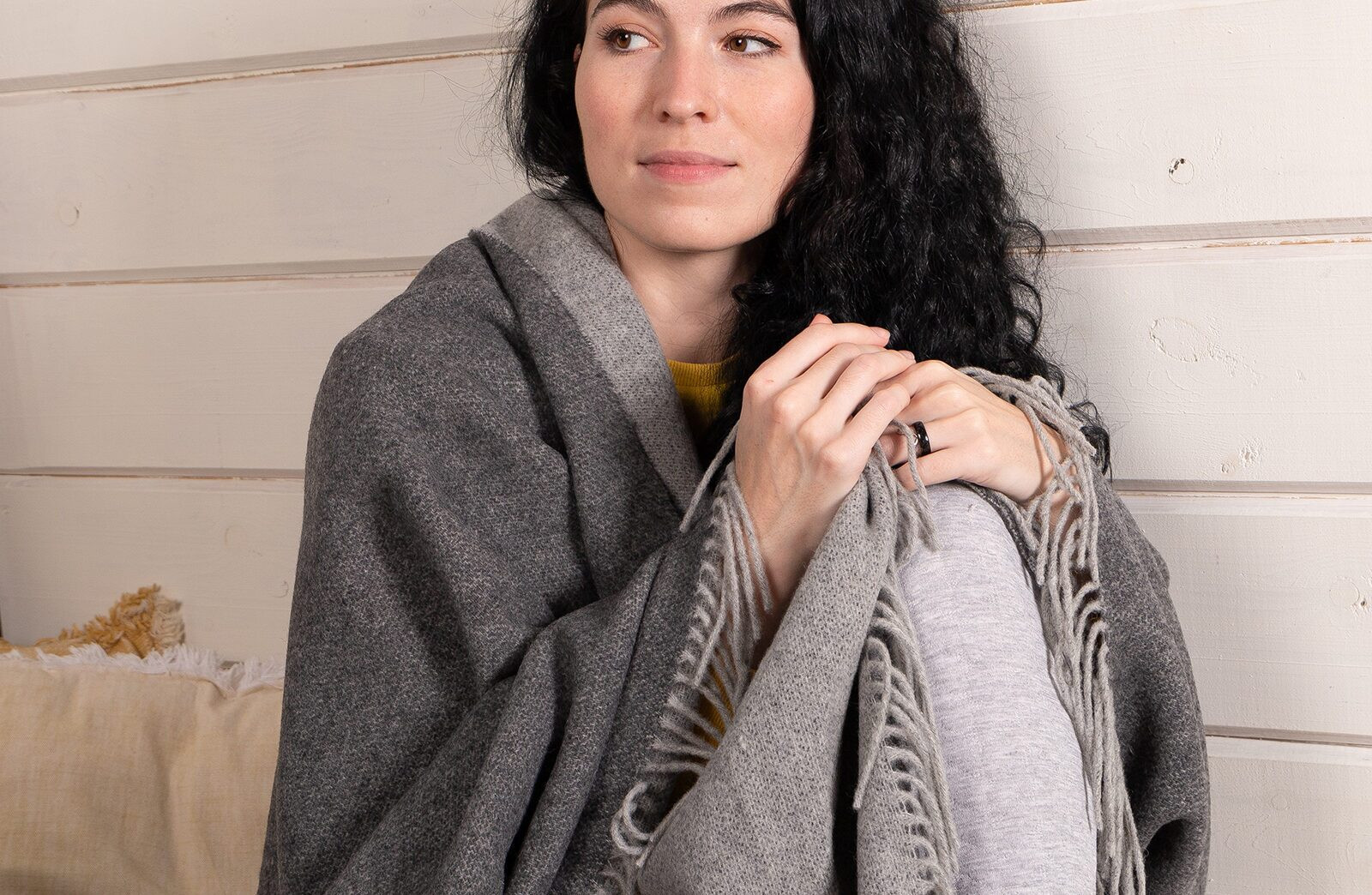 Plaid en laine ou plaid polaire ? Laine, coton, polaire et duvet comparés