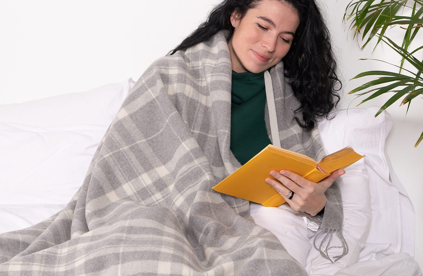 Plaid en laine pour dormir : sur ou sous la couette ?